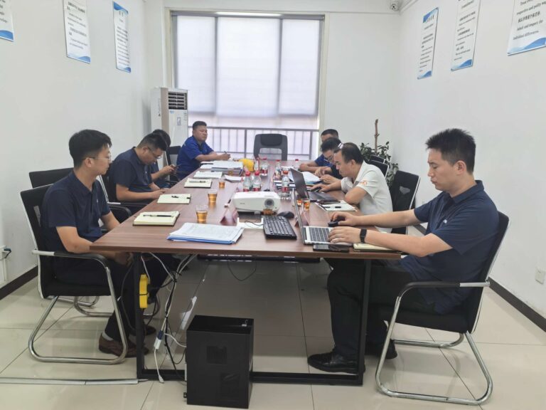 滑移装载机冶金属具如何选型？屈恩机具工程师给出五项实用建议
